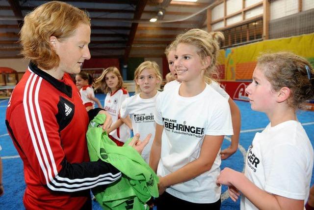 Nationalspielerin Behringer erffnet Fuballschule fr Mdchen
