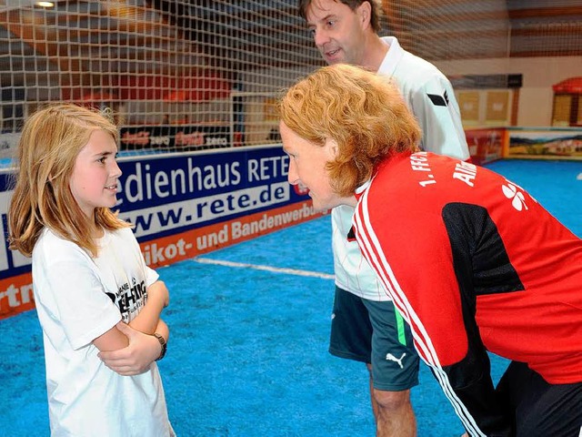 Die Nationalspielerin nimmt sich Zeit,... den Nachwuchskickerinnen zu sprechen.  | Foto: Patrick Seeger