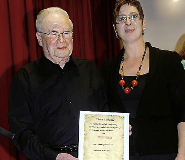 Anton Schey wurde fr 40 Jahre aktives... Iris Stoll zum Ehrenmitglied ernannt.  | Foto: Dietmar Noeske