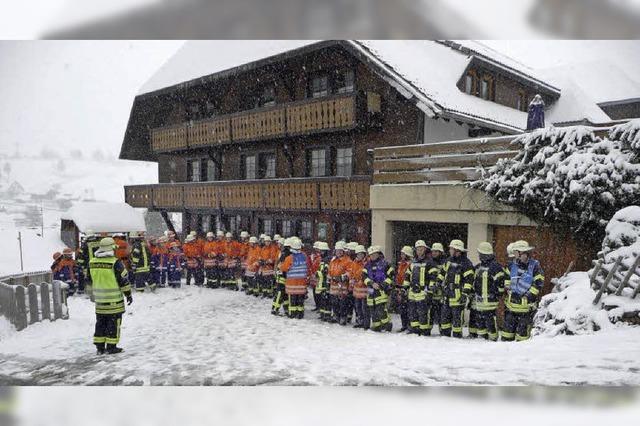 Einsatzkrfte arbeiten Hand in Hand