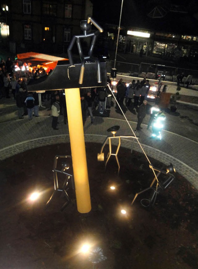 Am Montagabend wurde die neue Skulptur...r Kreisverkehr Sd feierlich enthllt.  | Foto: Thomas Steimer