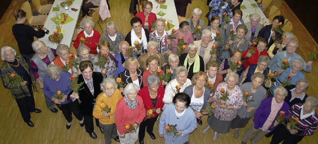 Achtzig Rosen fr achtzig treue Mitgliedsfrauen  | Foto: Rebekka Sommer