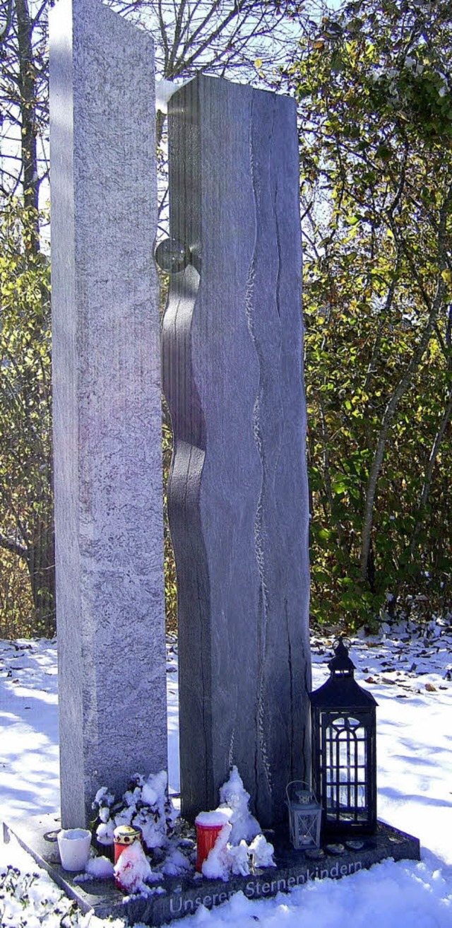 Stele auf dem Stalter-Friedhof Neustadt zum Gedenken an die Sternenkinder   | Foto: Martina Seiler