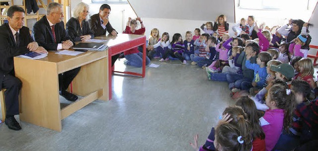Die Jungen und Mdchen im Kindergarten...in ihrer Einrichtung unterzeichneten.   | Foto: Frey