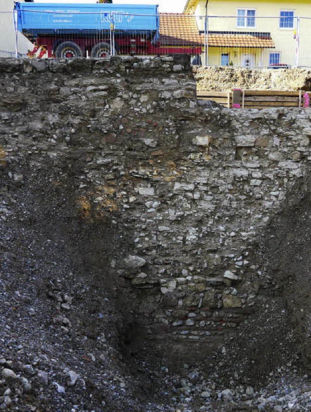 Sechs Meter Mauer und kein Ende: Arch...eil der alten Stadtmauer ausgegraben.   | Foto: Drescher