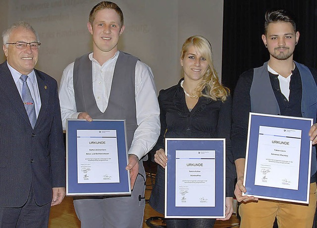 Kammerprsident Paul Baier gratulierte...r und Steffen Zimmermann (von links).   | Foto: Anja Bertsch