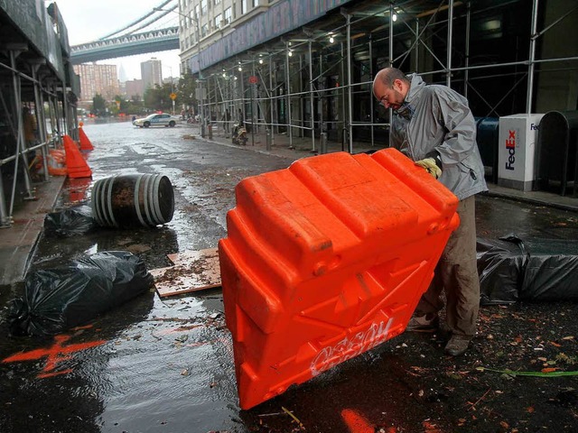 Der Morgen, nachdem &#8222;Sandy&#8220...rumarbeiten im Stadtbezirk  Brooklyn.  | Foto: AFP