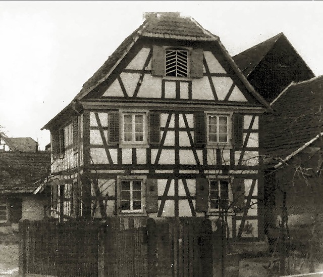 S&#8217;Huetmachers in der Hauptstrae...zeichen zeugen vom Beruf des Erbauers.  | Foto: Historischer Arbeitskreis Ichenheim