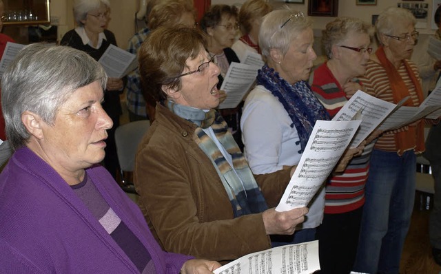 Der  Frauenchor Hauingen probt unter  ... mit dem Mnnergesangverein Hauingen.   | Foto: Paul Schleer