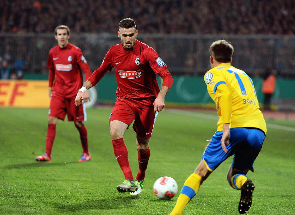 Der SC Freiburg hat die beeindruckende Erfolgsserie von Zweitliga-Spitzenreiter Eintracht Braunschweig gestoppt. Er siegte 2:0.