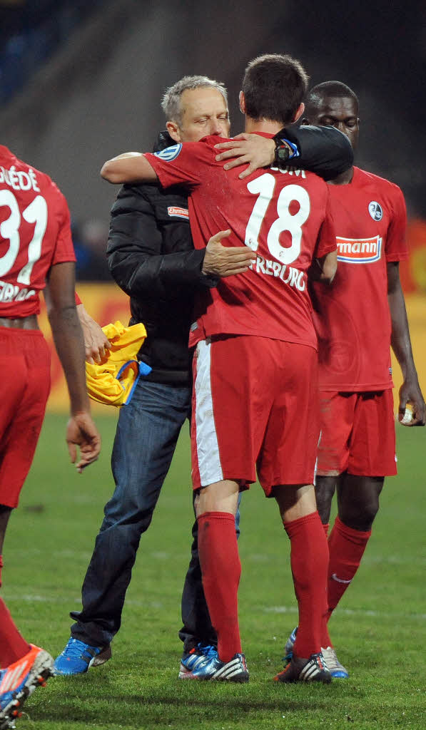 Der SC Freiburg hat die beeindruckende Erfolgsserie von Zweitliga-Spitzenreiter Eintracht Braunschweig gestoppt. Er siegte 2:0.