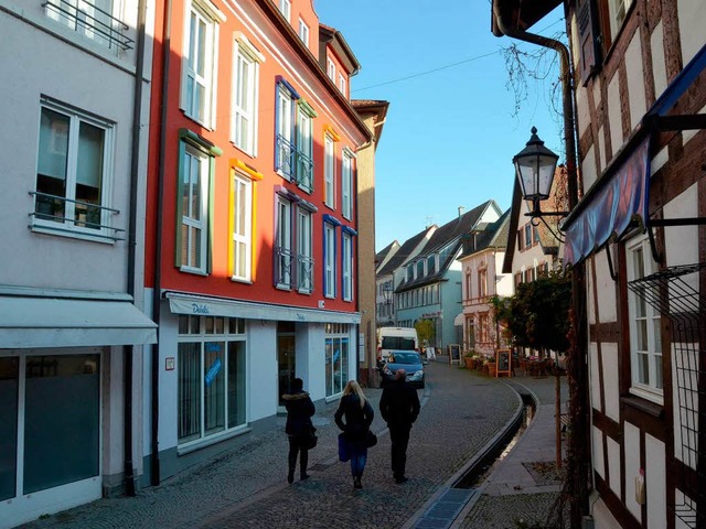 Schn bunt? Die Fassadenfarbe des Haus...tend 10 sorgt fr Geschmacksdebatten.   | Foto: Gerhard Walser