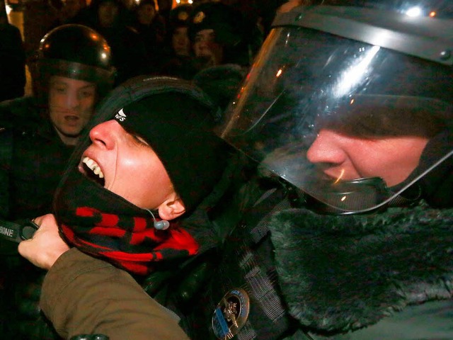 Die Polizei nimmt in Moskau einen Demo...gierungsgegnern weiter einzuschrnken.  | Foto: AFP