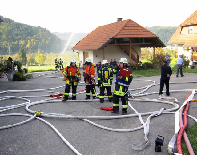 Schlauchgewirr ist fr gebte Feuerwehrleute kein Hindernis.   | Foto: Bank