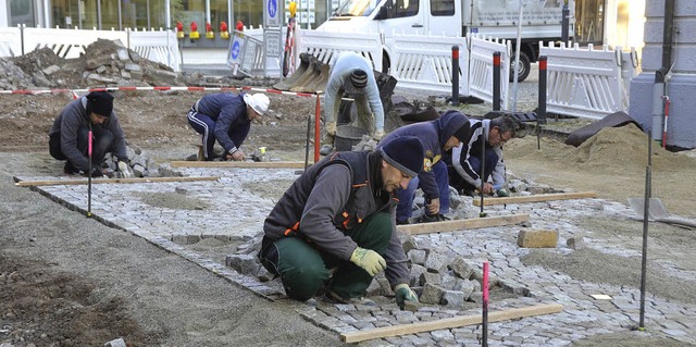 Schlag auf Schlag gehen die Pflasterar...oll die Sanierung abgeschlossen sein.   | Foto: Gerhard Walser