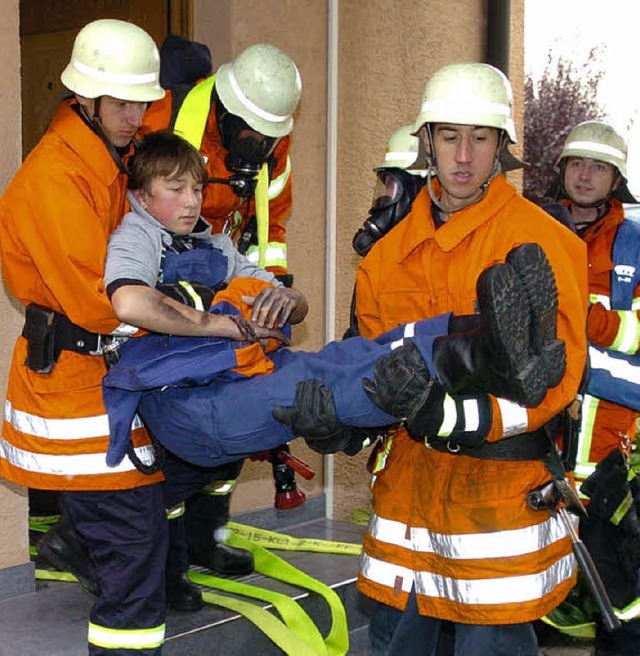 bung in Wyhl: Ein Verletzter wird geborgen.  | Foto: Jrgen Schweizer