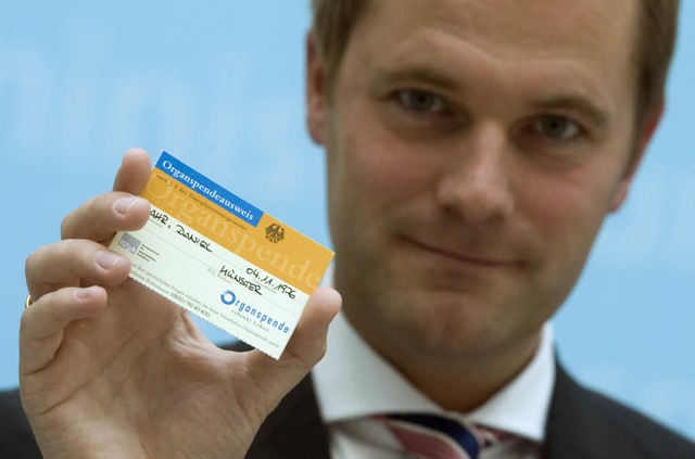 Bundesgesundheitsminister Daniel Bahr ... in Berlin fr den Organspendeausweis.  | Foto: dapd