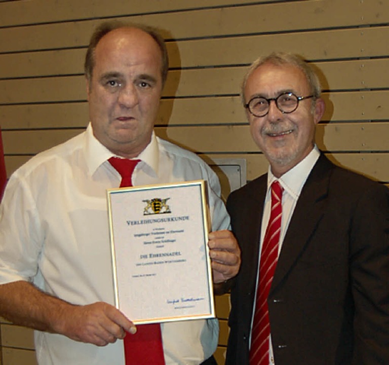 Bürgermeister Jehle (rechts) gratuliert  Erwin Schillinger zur Landesehrennadel.  | Foto: christian ringwald