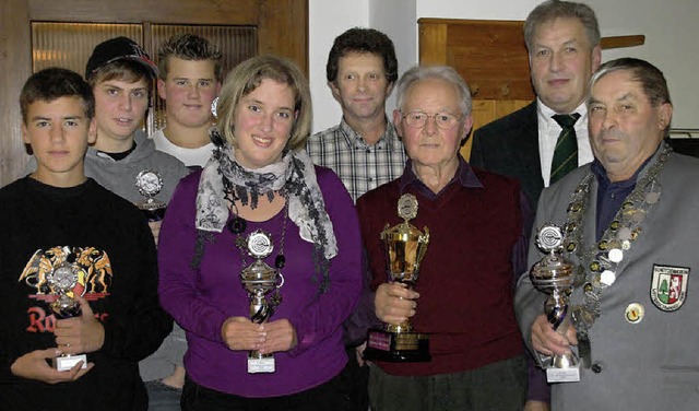 Bei der Knigsfeier des Schtzenverein...(von links) ihre Pokale entgegennehmen  | Foto: Karin Stckl-Steinebrunner