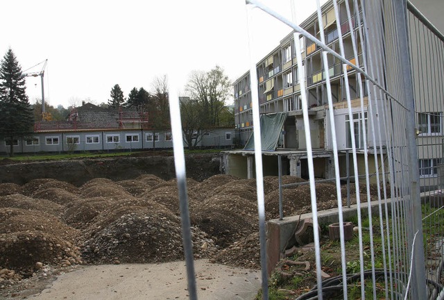 Blick durch den Bauzaun: Wie eine Krat... entsteht ein Neubau fr Wohngruppen.   | Foto: Marlies Jung-Knoblich