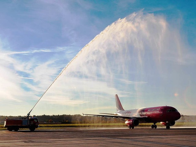 Das erste Flugzeug der Wizz Air wurde gleich nach der Landung getauft.  | Foto: Annette Mahro