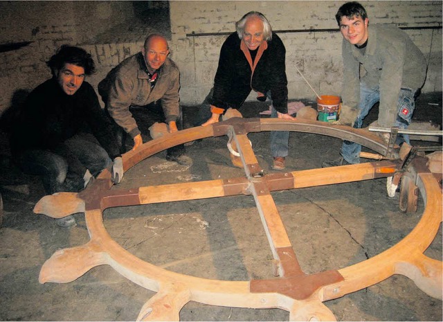 Helmut Lutz (Zweiter von rechts) beim Abbau der Radbhne in Neuf-Brisach  | Foto: Emil Gggel