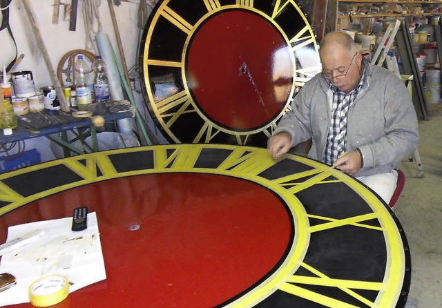 Maler Horst Schilli in der Werkstatt beim Bearbeiten der neuen Ziffernbltter.   | Foto: Rudi Rest