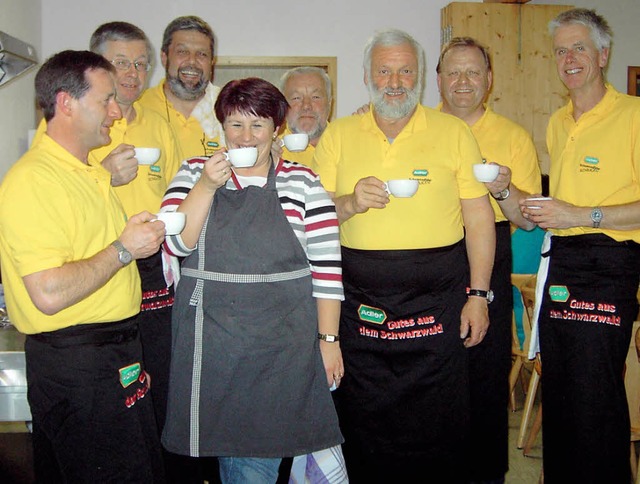 Sieben Mnner schwangen mit Gabi Bernh...hen, beziehungsweise genieen lassen.   | Foto: Cornelia Selz