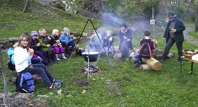 Die Kinder sitzen beim Jgertag in Rust rund um das Lagerfeuer.   | Foto: Privat
