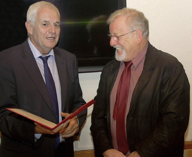 Bei seinem Besuch in Todtnau ehrte Jus... Ortsvereinsvorsitzenden Willi Weber.   | Foto: Heiner Fabry