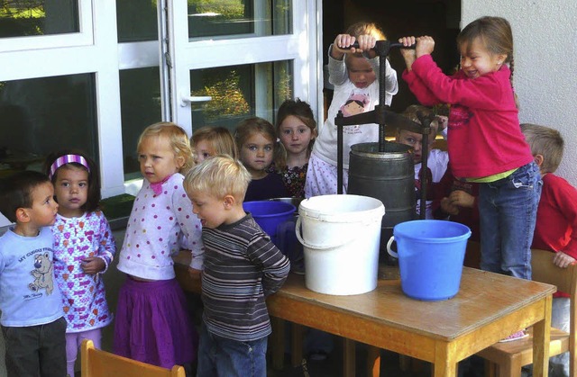 Viel Spa hatten die Kinder beim Pressen von Apfelsaft.   | Foto: Geugelin