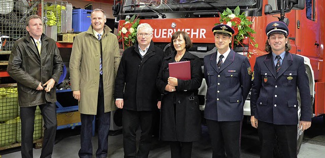 Die Gratulanten vor dem neuen  und nun...tewagen der Feuerwehr Ehrenkirchen.    | Foto: Gabriele Hennicke