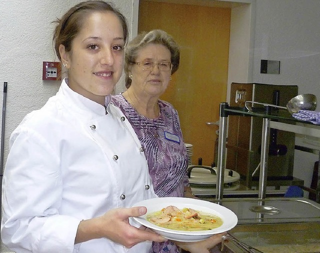 Marilena La Voi, Auszubildende zur Hau...eizeit die Kartoffelsuppe zubereitet.   | Foto: Gabriele Rasenberger
