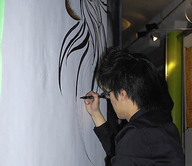 Kevin Chu demonstrierte bei der Ausste...eine Arbeitsweise an der Projektwand.   | Foto: Th. L. Mink