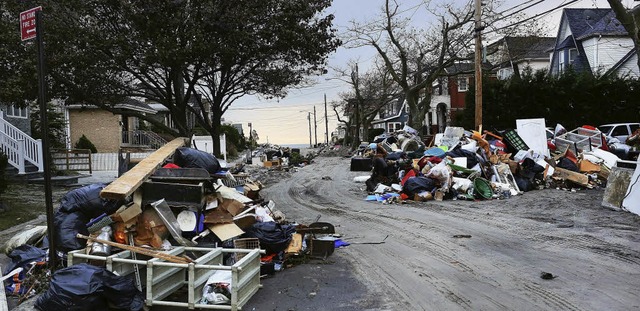 Im New Yorker Stadtbezirk Queens sind ...inen Schaden von 20 Milliarden Dollar.  | Foto: afp