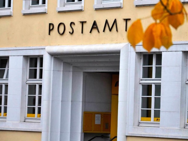 Postamt, der Schriftzug am denkmalgesc...ge nicht mehr um die Briefzustellung.   | Foto: Verena Pichler