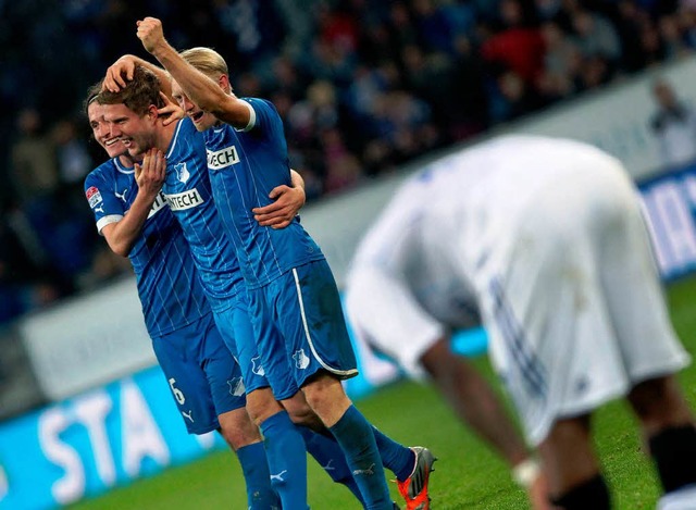 Hoffenheim bejubelt das spte 3:2-Siegtor durch Sven Schipplock.  | Foto: AFP