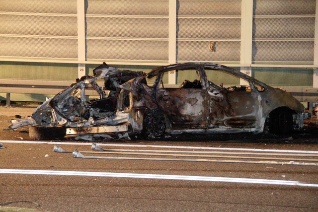 Das Fahrzeug der Familie brannte komplett aus.  | Foto: dpa