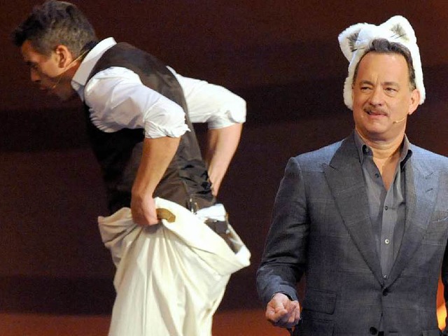 Lanz beim Sackhpfen mit Tom Hanks.  | Foto: dpa