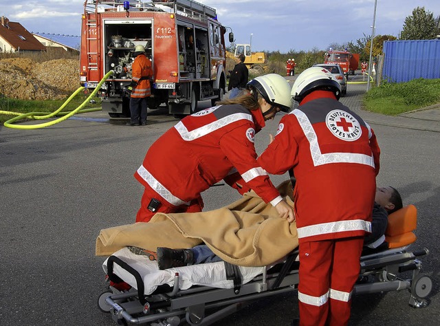 Ein Verletzter wird von Helfern des DR...port in den Rettungswagen vorbereitet.  | Foto: Roland Vitt