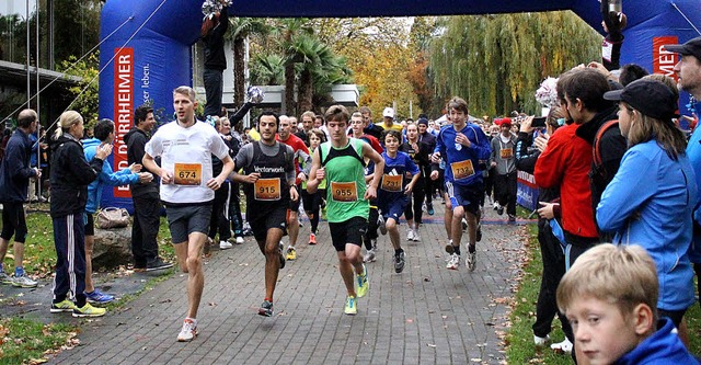 Gespannt verfolgten die Zuschauer am Sonntag den Herbstlauf.   | Foto: Franziska Brandsch