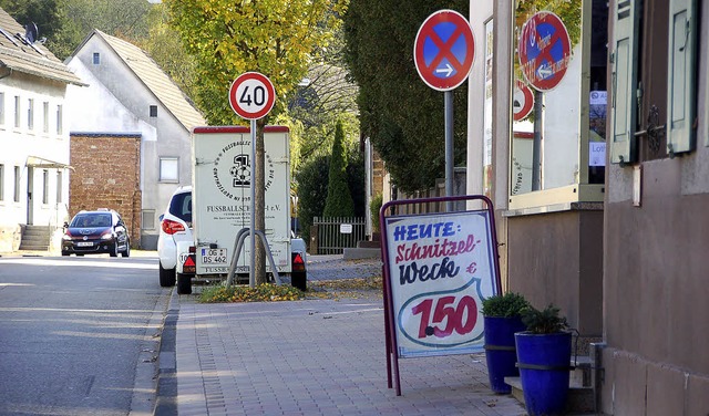 Ein dauerhaft abgestellter Fahrzeuganh...Kurzzeitparkpltzen mit Parkscheiben.   | Foto: wolfgang beck