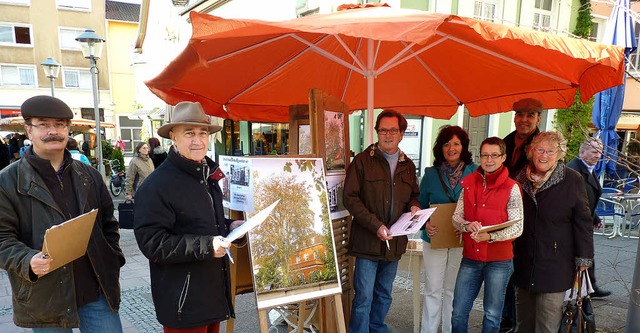 Hans Enderle (Zweiter von links) und weitere Gegner der geplanten Bebauung   | Foto: cornelia weizenecker