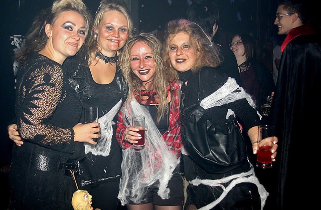 Bei der Halloween-Party im Weideschupp... Besucher kamen aus der ganzen Region.  | Foto: Heiner Fabry