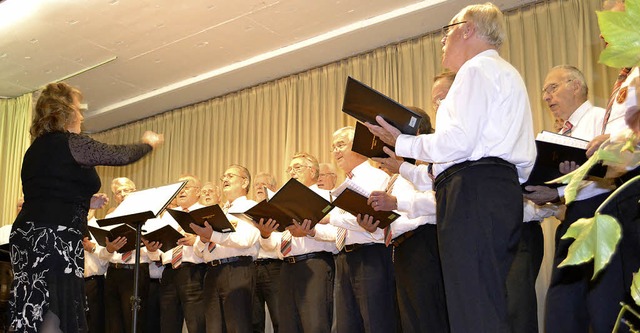 Der Mnnerchor Zell und die Singgemein...rbstkonzert im katholischen Pfarrsaal   | Foto: Paul Berger