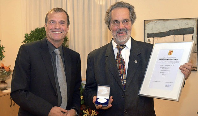 Wolfgang Bocks (rechts) zeigt die silb...Klaus Eberhardt gerade bergeben hat.   | Foto: Peter Gerigk