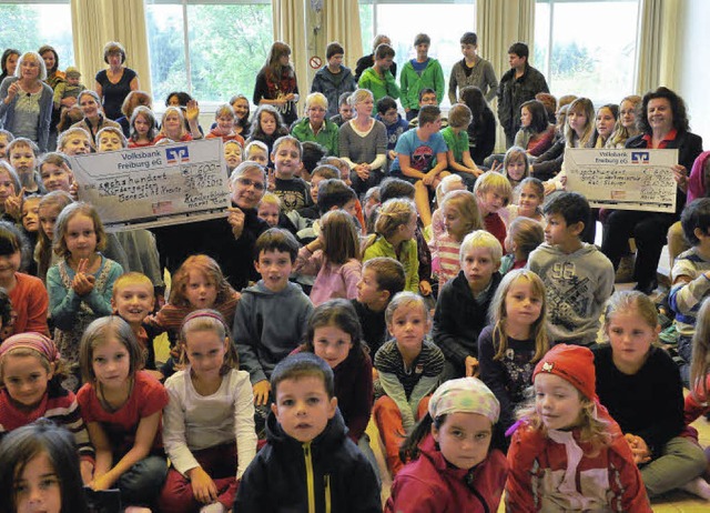 Die Schler der Abt-Steyrer-Schule  un...nks) und Theresia Respondek (rechts).   | Foto: Franziska Lffler