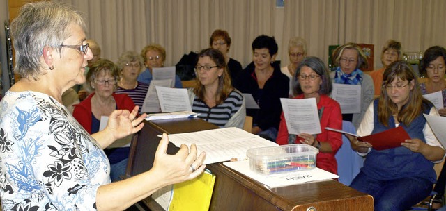 Intensiv probten der Katholische Kirch...tung von Chorleiterin Claudia Gtting   | Foto: Paul Schleer