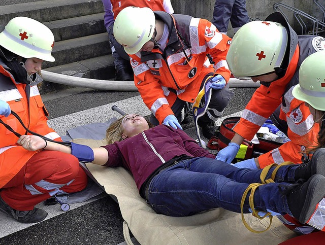 Das Deutsche Rote Kreuz kmmert sich u...n der Feuerwehr geborgenen Verletzten.  | Foto: Julius Wilhelm Steckmeister