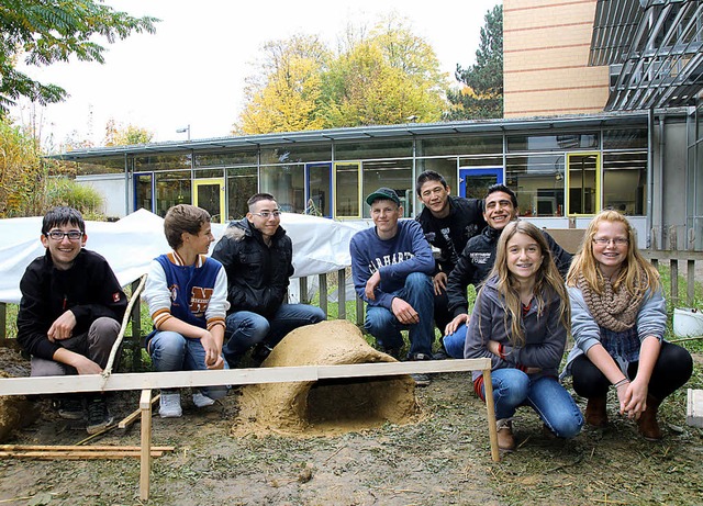 Einen Ofen aus Lehm baute ein Teil der Schler.   | Foto: Michael Saurer